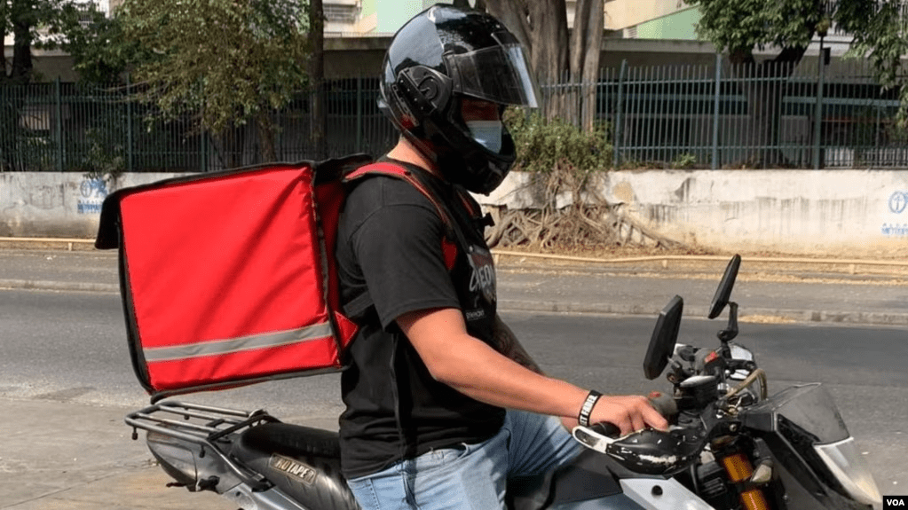 Fotografía de archivo de un motorizado dedicado a la repartición a domicilio de productos y bienes en Caracas, Venezuela, tomada el 31 de marzo de 2020.