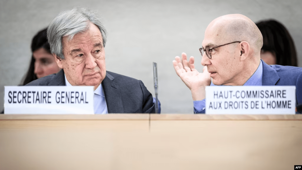 El secretario general de las Naciones Unidas, Antonio Guterres, conversa con el Alto Comisionado para los Derechos Humanos de la ONU, Volker Turk, durante la apertura de la sesión 55 del Consejo de Derechos Humanos, en Ginebra, el 26 de febrero de 2024.