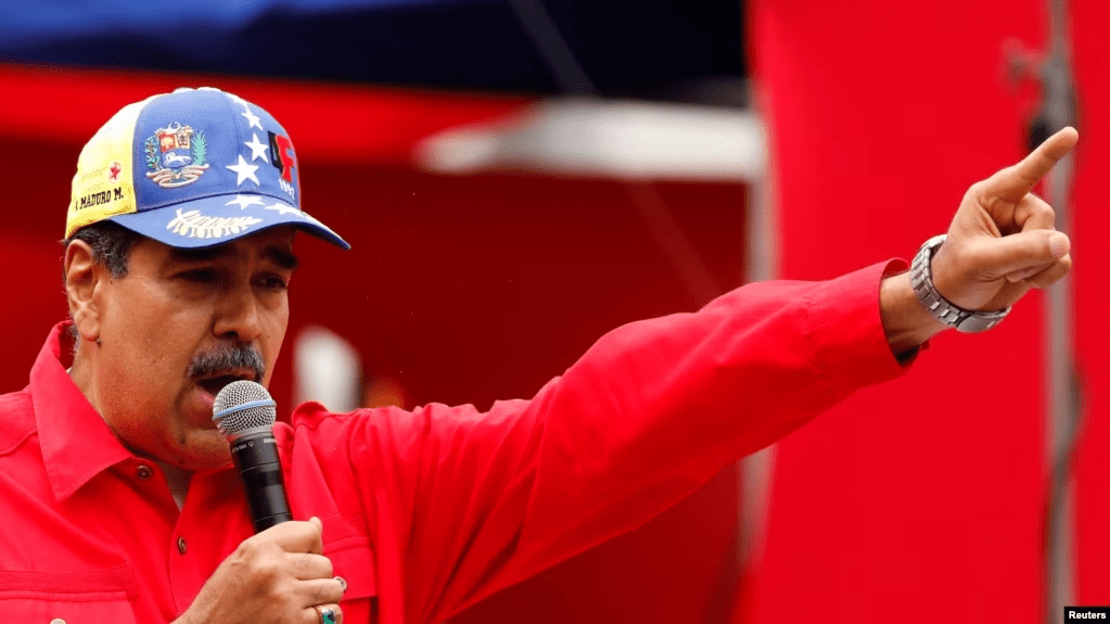 El presidente de Venezuela, Nicolás Maduro, habla en Caracas en un acto para conmemorar el aniversario del fallido intento de golpe de Estado encabezado por Hugo Chávez hace 34 años.