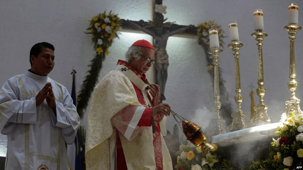 El cardenal nicaragüense Leopoldo Brenes dirige una misa para los diáconos católicos recién ordenados en la Catedral Metropolitana de Managua el 7 de febrero de 2024