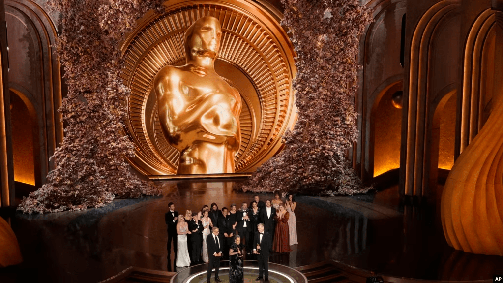 El elenco y el equipo de "Oppenheimer" aceptan el premio a la mejor película durante los Oscar el domingo 10 de marzo de 2024 en el Dolby Theatre de Los Ángeles.