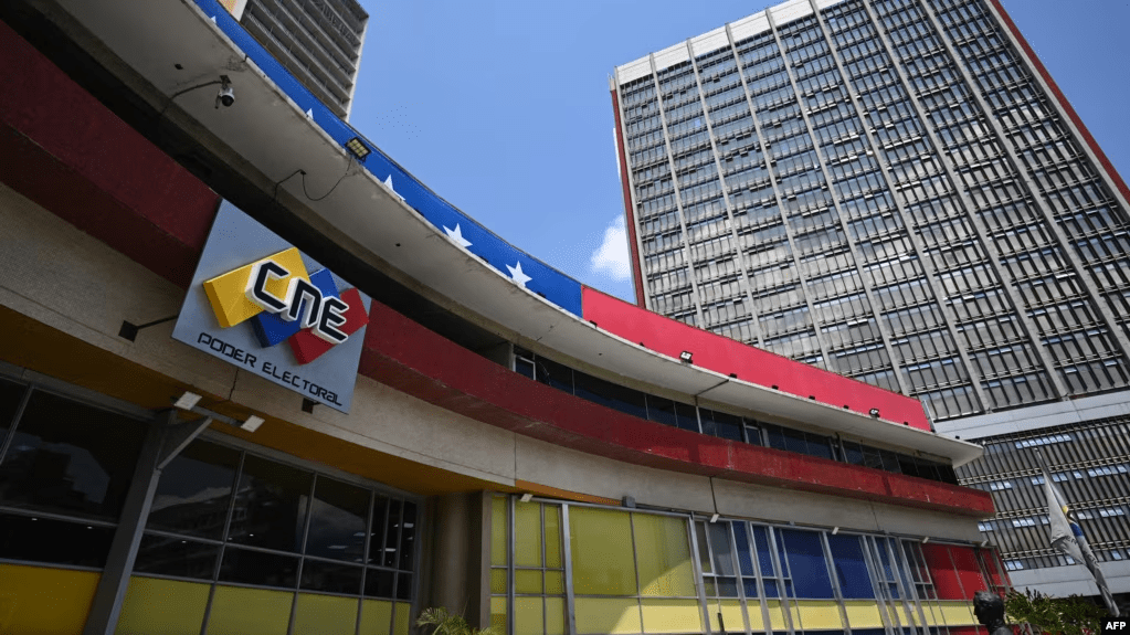 Vista de la fachada de la sede del Consejo Nacional Electoral en Caracas, el 5 de marzo de 2024. El poder comicial confirmó en su página web que la candidata María Corina Machado está inhabilitada para cargos públicos.