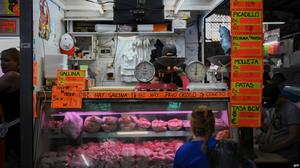 Una mujer compra carne en el mercado municipal de Quinta Crespo, en Caracas, el 15 de diciembre de 2022.