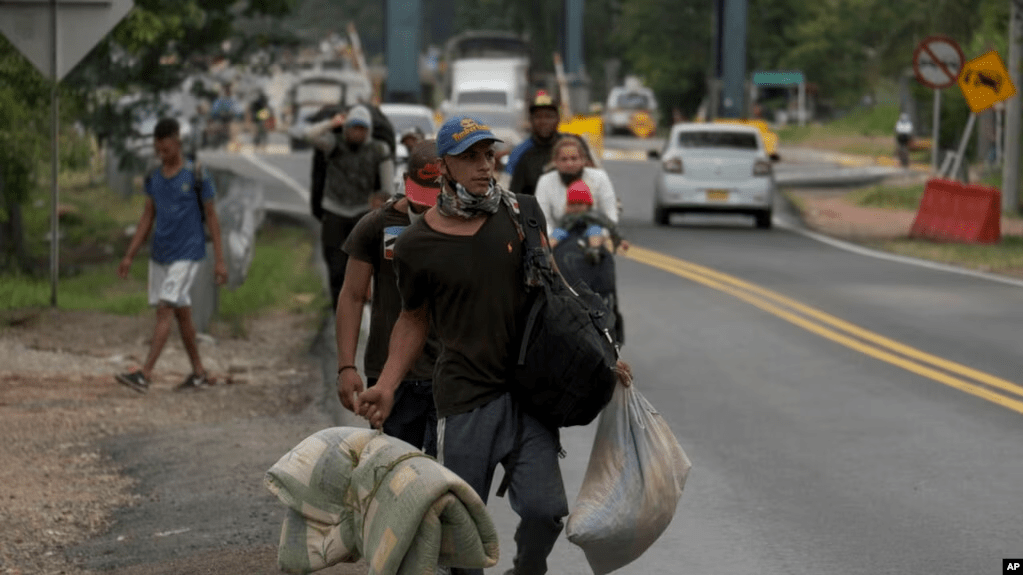 Una familia de inmigrantes venezolanos se aleja de la frontera con Venezuela en Pamplona, Colombia, el miércoles 7 de octubre de 2020.
