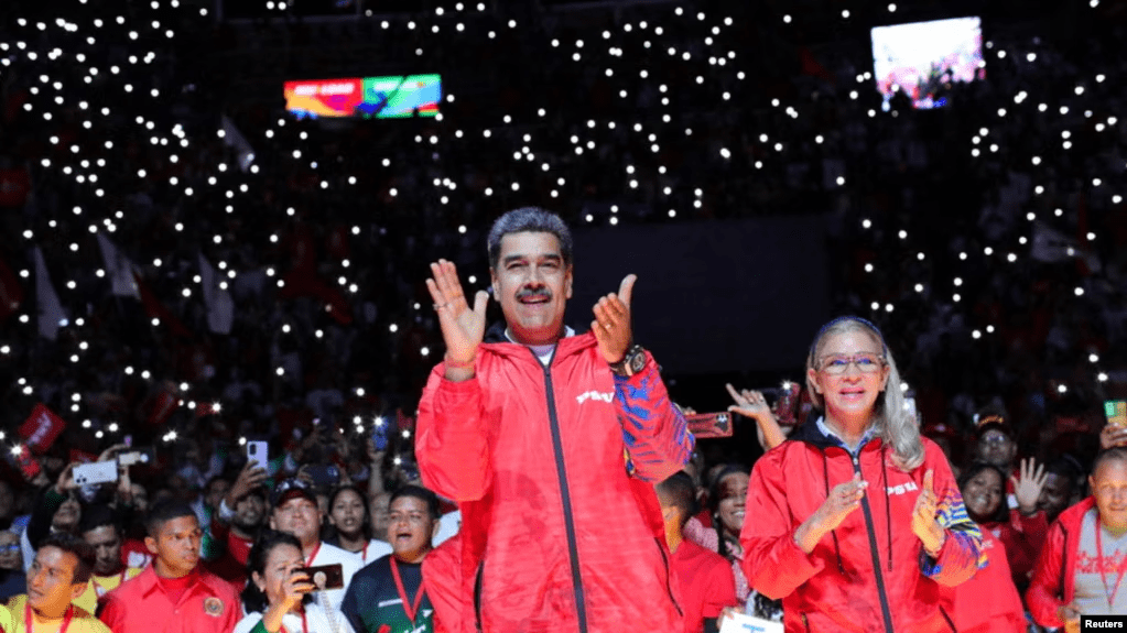 El presidente de Venezuela, Nicolás Maduro, saluda a sus seguidores después de aceptar la candidatura del gobernante Partido Socialista Unido para postularse para otro mandato en las elecciones del 28 de julio de 2024, en el Poliedro de Caracas, el sábado, 16 de marzo de 2024.
