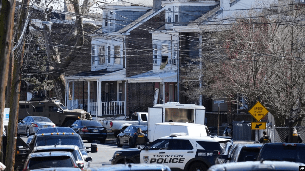 La policía rodea una vivienda en Trenton, Nueva Jersey, el sábado 16 de marzo de 2024.