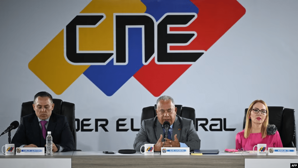 El presidente del CNE venezolano, Elvis Amoroso, habla junto a los rectores Carlos Quintero y Rosalba Gil en la sede del poder electoral, en Caracas, este jueves 21 de marzo de 2024.