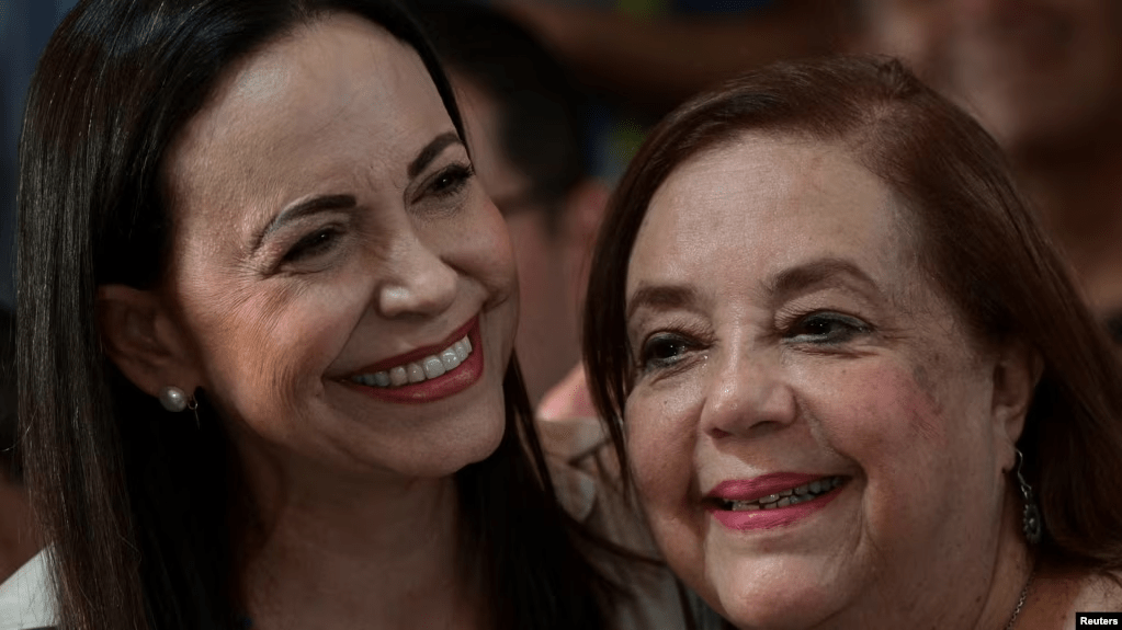 La líder opositora, María Corina Machado, junto a Corina Yoris, designada candidata presidencial de la Plataforma Unitaria de la oposición por unanimidad.