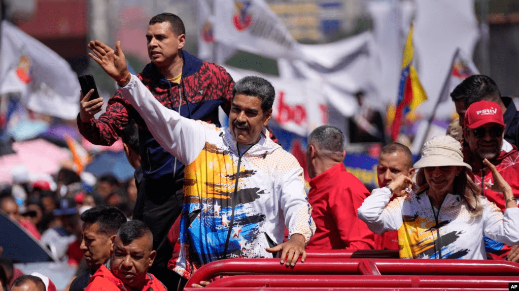 El presidente Nicolás Maduro saludo a simpatizantes en Caracas en su camino a la sede del poder electoral, en Caracas, este lunes 25 de marzo de 2024.