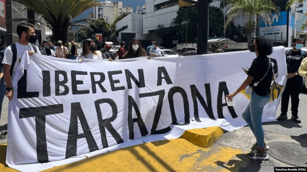 Activistas participan en una protesta en agosto de 2022 en Caracas para exigir la liberación del defensor de DDHH, Javier Tarazona, detenido desde julio de 2021.