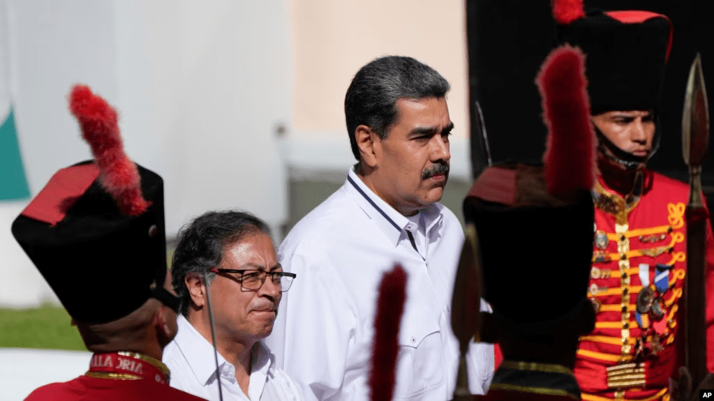 Los presidentes de Colombia y Venezuela, Gustavo Petro y Nicolás Maduro, presencian actos de la guardia de honor en el Palacio de Miraflores, en Caracas, en la visita oficial del mandatario vecino, el 18 de noviembre de 2023.