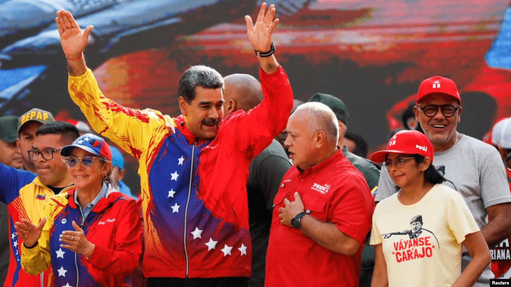 El jefe de Estado venezolano, Nicolás Maduro, conversa con el primer vicepresidente del partido de gobierno, Diosdado Cabello, durante un mitin político en Caracas, el 29 de febrero de 2024.