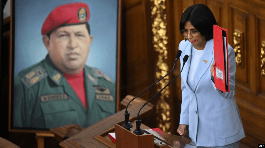 La vicepresidenta venezolana Delcy Rodríguez presenta al parlamento de su país el proyecto de ley contra el fascismo y neofascismo, en Caracas, el 2 de abril de 2024.