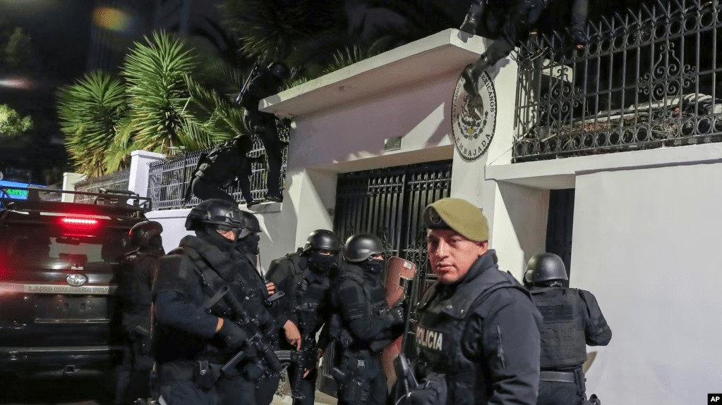 La policía irrumpe en la embajada de México en Quito, Ecuador, el viernes 5 de abril de 2024. La redada tuvo lugar horas después de que el gobierno mexicano concediera asilo político al exvicepresidente ecuatoriano Jorge Glas, buscado por presuntos actos de corrupción.