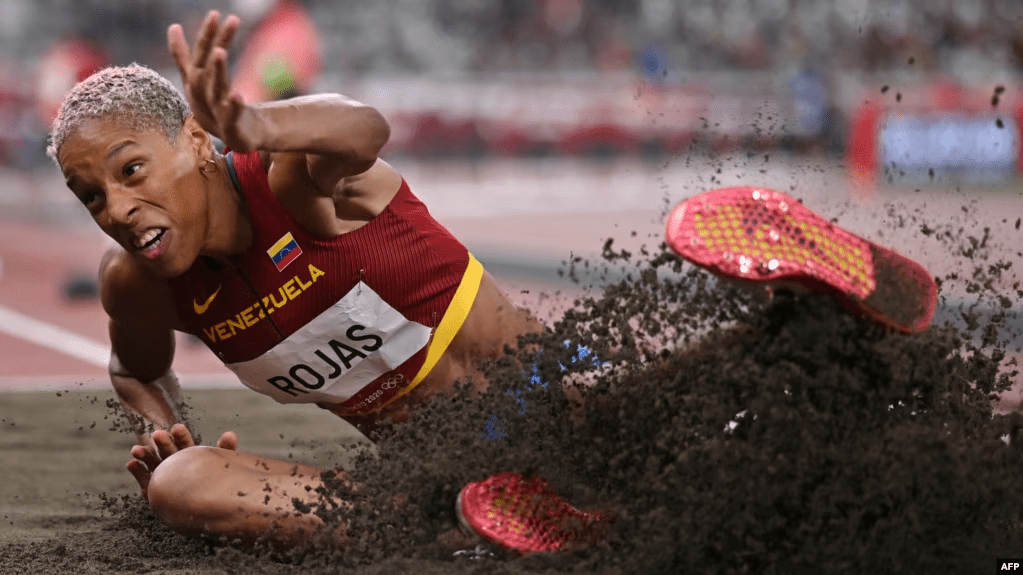 Yulimar Rojas, campeona olímpica venezolana, compite en la disciplina de Salto Triple en Tokyo, el 1 de agosto de 2021. La atleta no podrá participar en los Olímpicos de París porque se lesionó el talón de Aquiles izquierdo, informó.