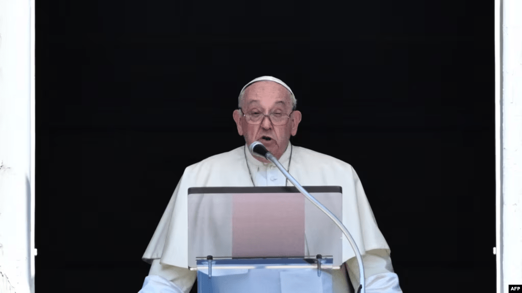 El papa Francisco habla desde una ventana del Vaticano durante el rezo dominical, el 14 de abril de 2024.