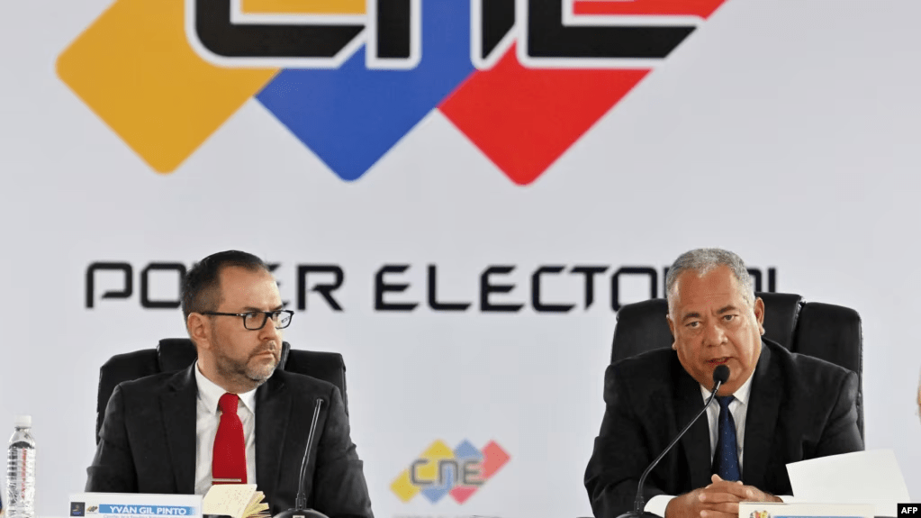 Elvis Amoroso, presidente del CNE venezolano, a la derecha, habla en conferencia de prensa luego de reunirse con el canciller Yván Gil, con quien discutió sobre las misiones de observadores internacionales, en Caracas, este jueves 4 de abril de 2024.