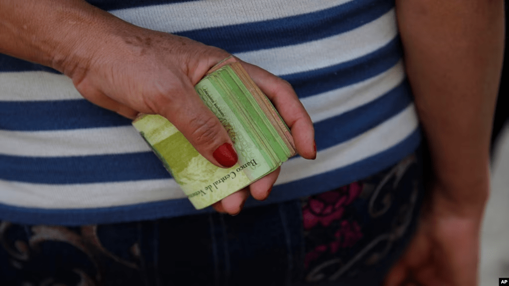 Un pasajero aguarda para pagar su boleto en una unidad de transporte público en Caracas, en marzo de 2018. La inflación del primer trimestre del año fue de 4,1%, de acuerdo con el Banco Central de Venezuela.