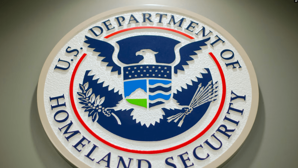 El logo del Departamento de Seguridad Nacional durante una conferencia de prensa en Washington, el 25 de febrero de 2015.